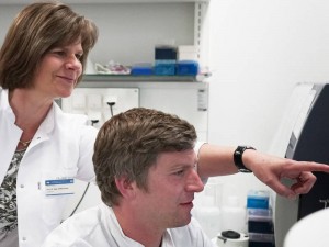 Prof. Ulrike Protzer und Dr. Felix Bohne überprüfen die Blutproben-Ergebnisse von HCV-infizierten Leberempfängern. © E. Mitterwallner / TUM