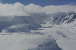 Gletscher auf der Antarktischen Halbinsel Luftaufnahme der Berge und eines Gletschers auf der Antarktischen Halbinsel. Dieses Foto entstand während eines Messfluges des deutschen Forschungsflugzeuges Polar 6 im November 2013. © Robert Ricker, Alfred-Wegener-Institut