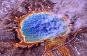 Archebakterien wurden zuerst in extremen Umgebungen wie etwa vulkanischen Thermalquellen entdeckt, wie der abgebildeten Grand Prismatic Spring im Yellowstone-Nationalpark. © Jim Peaco. public domain.