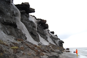 Foto von der erodierenden Steilküste der kleinen, russischen Insel Muostakh -östlich der Hafenstadt Tikisi gelegen. Auf diesem Bild lässt sich erahnen, warum man in den Anfangszeiten der Permafrostforschung vermutete, es befänden sich keine Eiskeile, sondern ganz Gletscher im Untergrund. © Thomas Opel, Alfred-Wegener-Institut