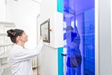 Mit dem Dermascanner wird die Hautoberfläche des Patienten aus verschiedenen Positionen gescannt und in rund 100 Einzelbilder unterteilt. © Dirk Mahler/Fraunhofer IFF