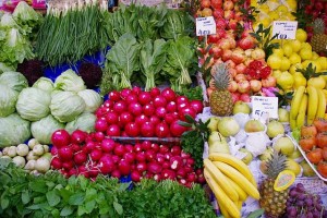 Obst und Gemüse enthalten viele Ballaststoffe, die unsere Darmflora bei Laune halten. © gemeinfrei.